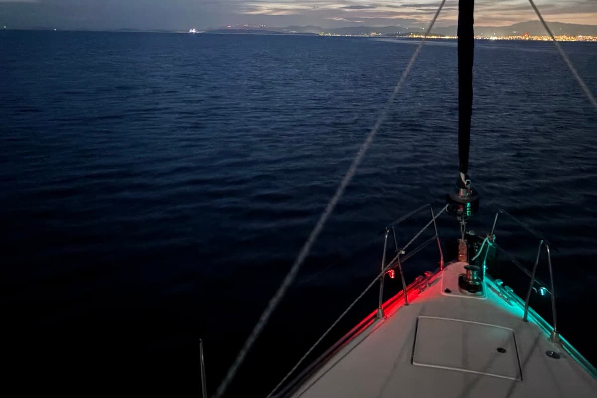 Bug des Segelboots in der Abenddämmerung auf ruhiger See
