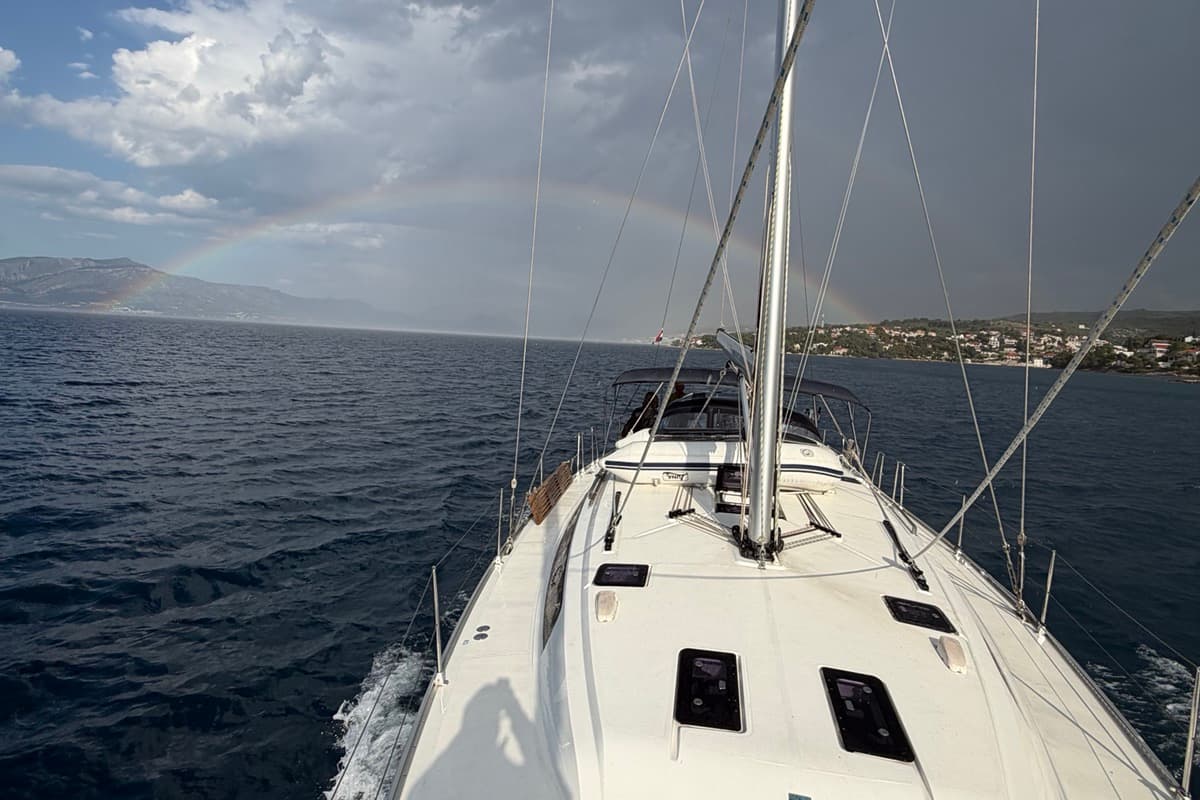 Regenbogen über der Adria, im Vordergrund das Deck des Segelboots