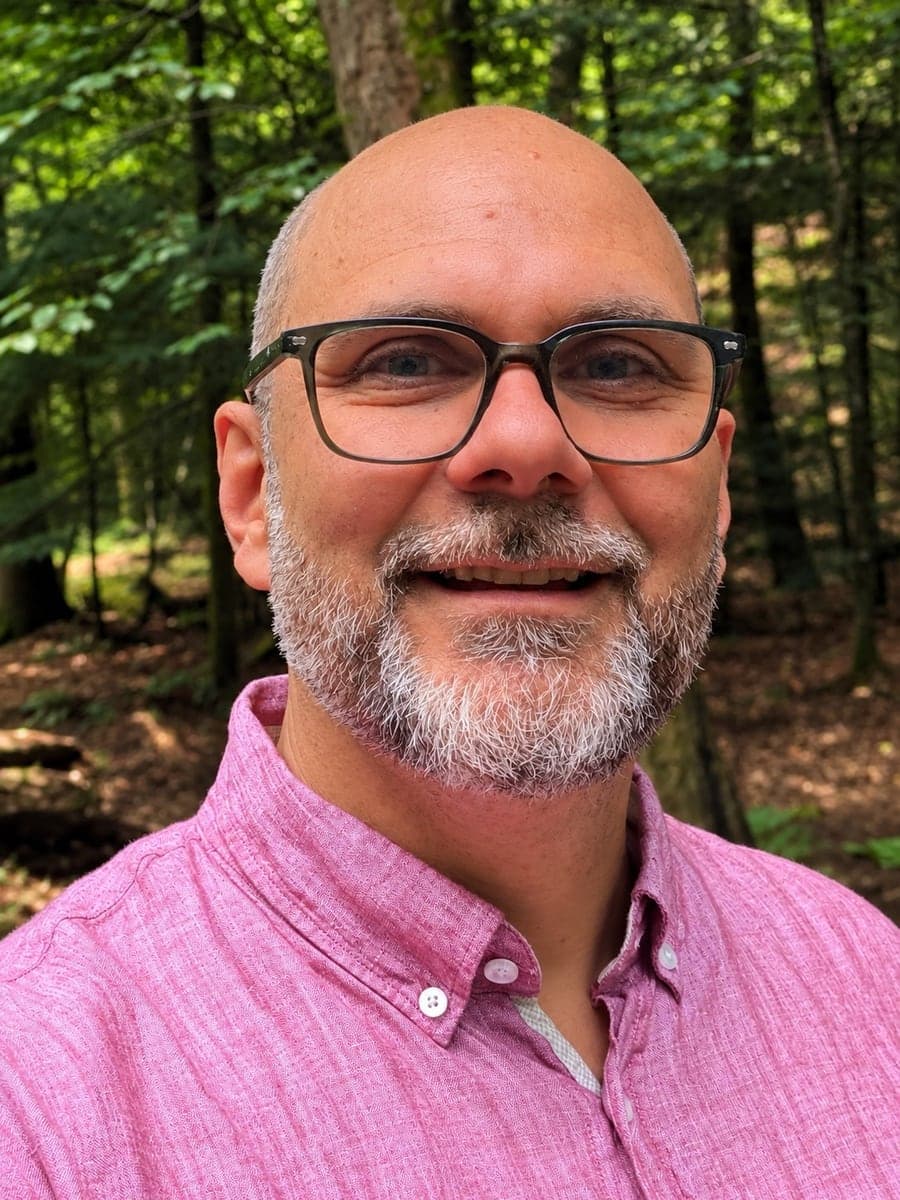Oliver Sven Simon im Wald, Portrait